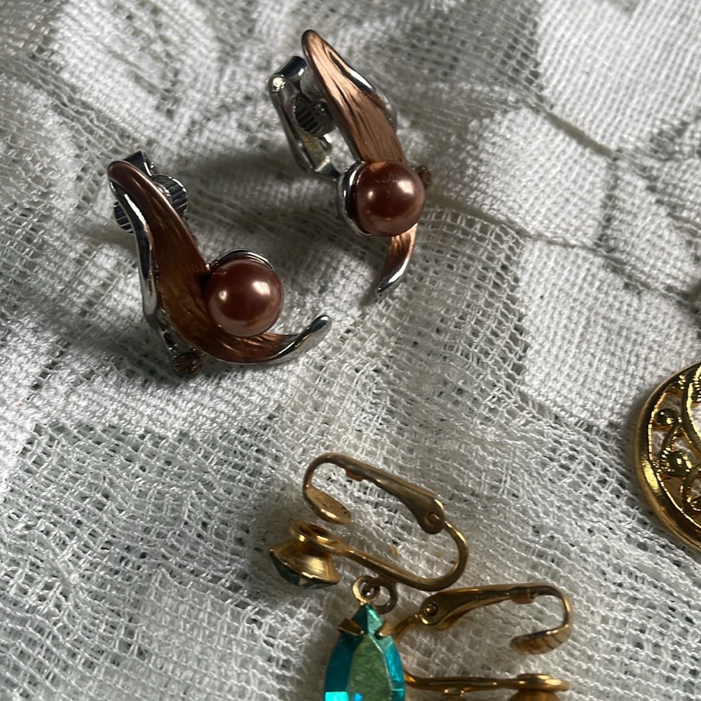 Random earrings - Picture 2 of 3